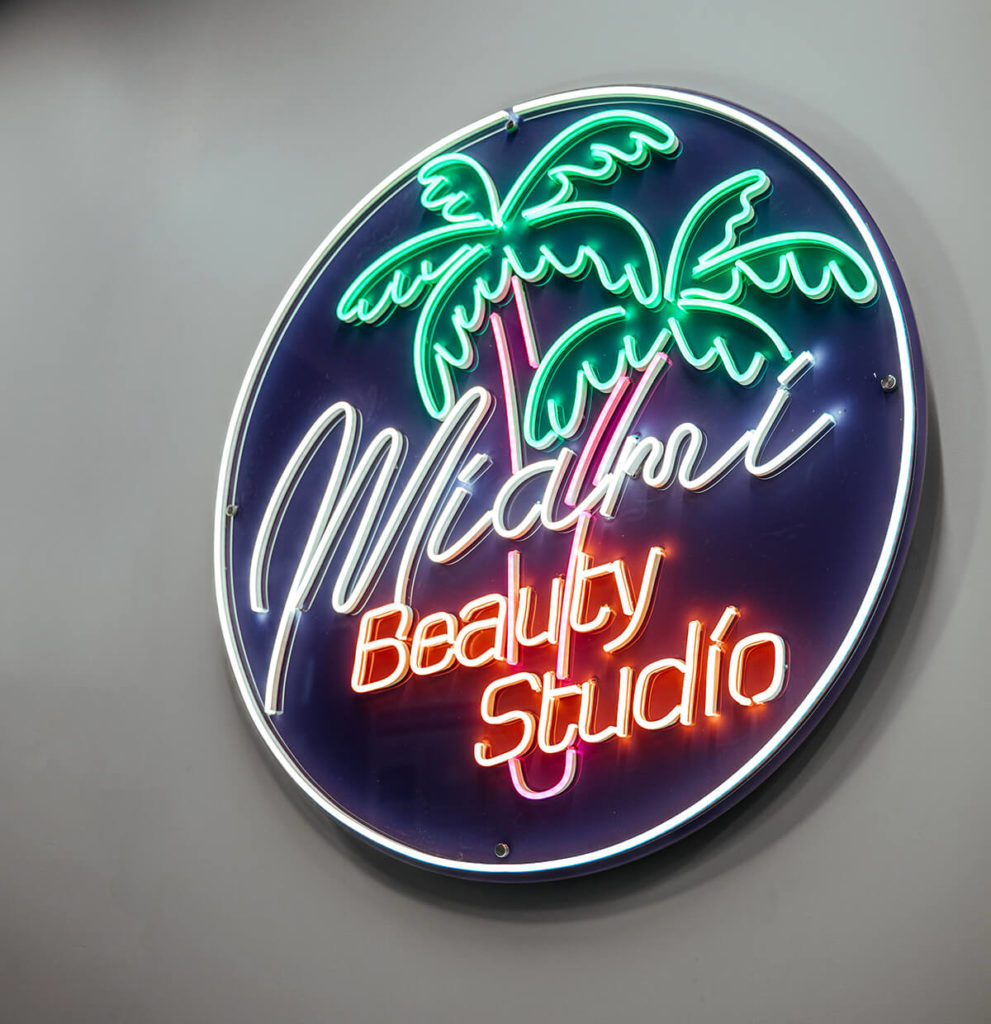 Вывеска для салона красоты из гибкого неона